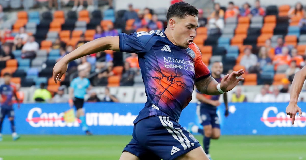 Guilherme Santos and Agustín Bouzat score for Houston Dynamo, shut out Sporting KC 2-0