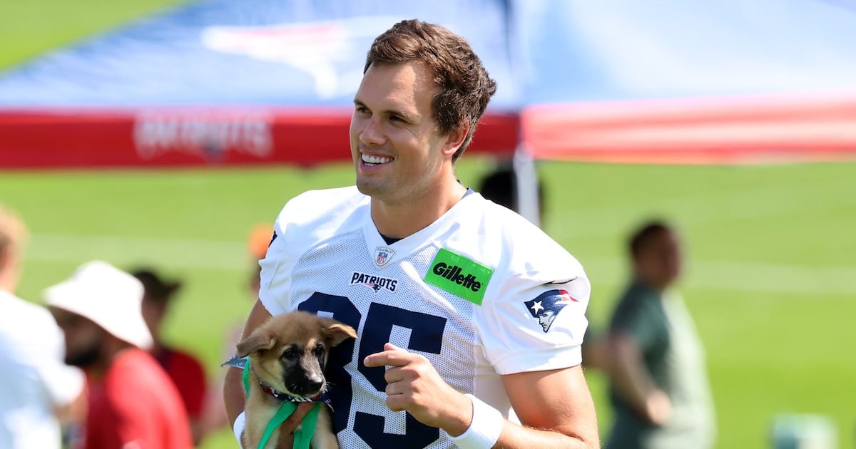 Hunter Henry ends limbo, signing a 2-year extension with New England Patriots through 2027