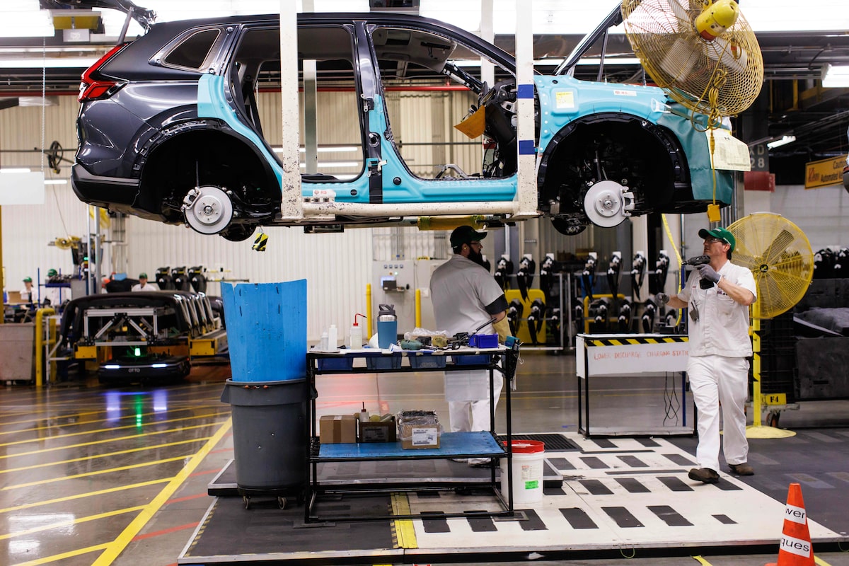 Canadian factory PMI rises to four-year high as domestic activity drives demand