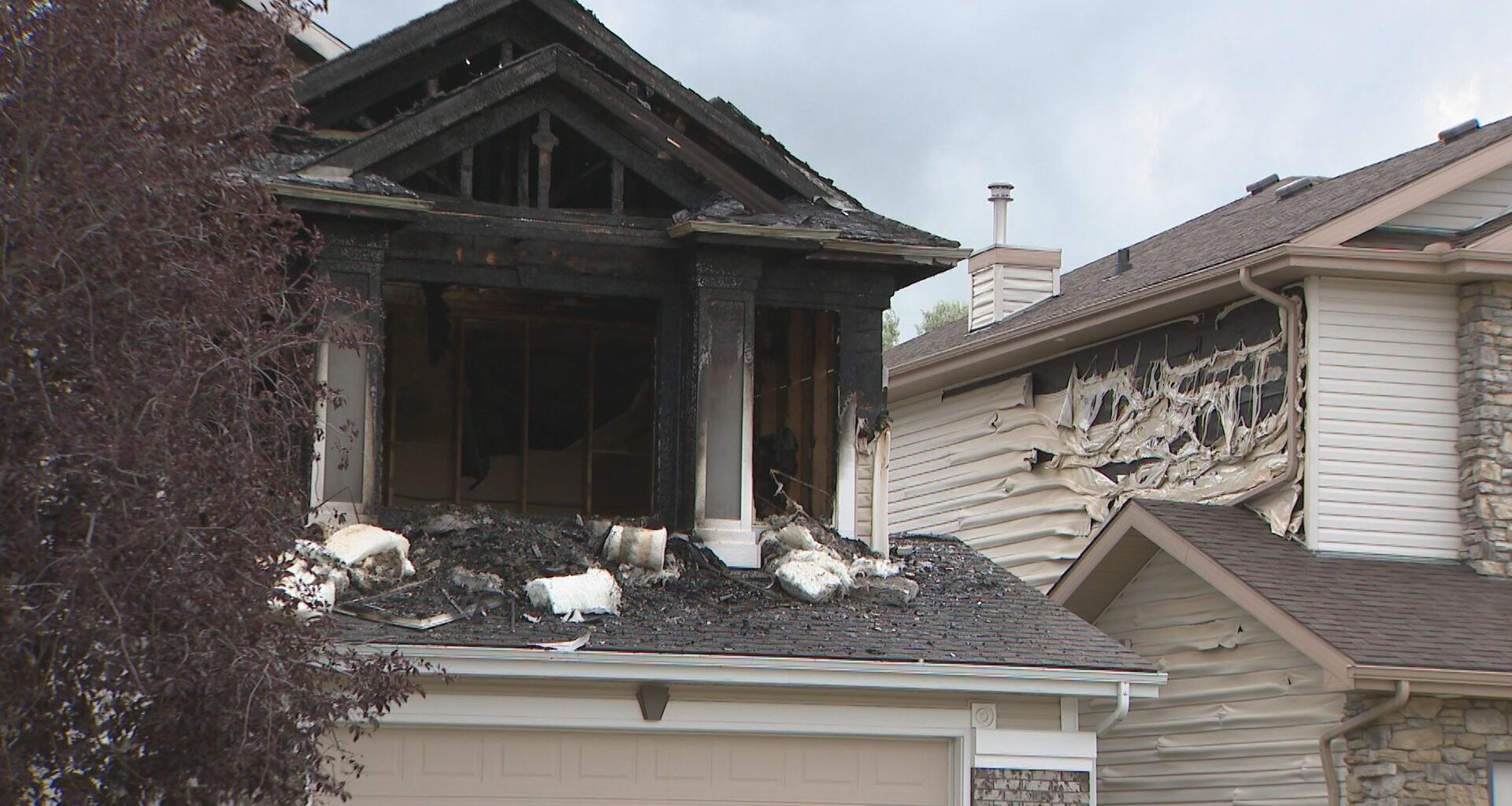 1 person hospitalized in west Edmonton house fire