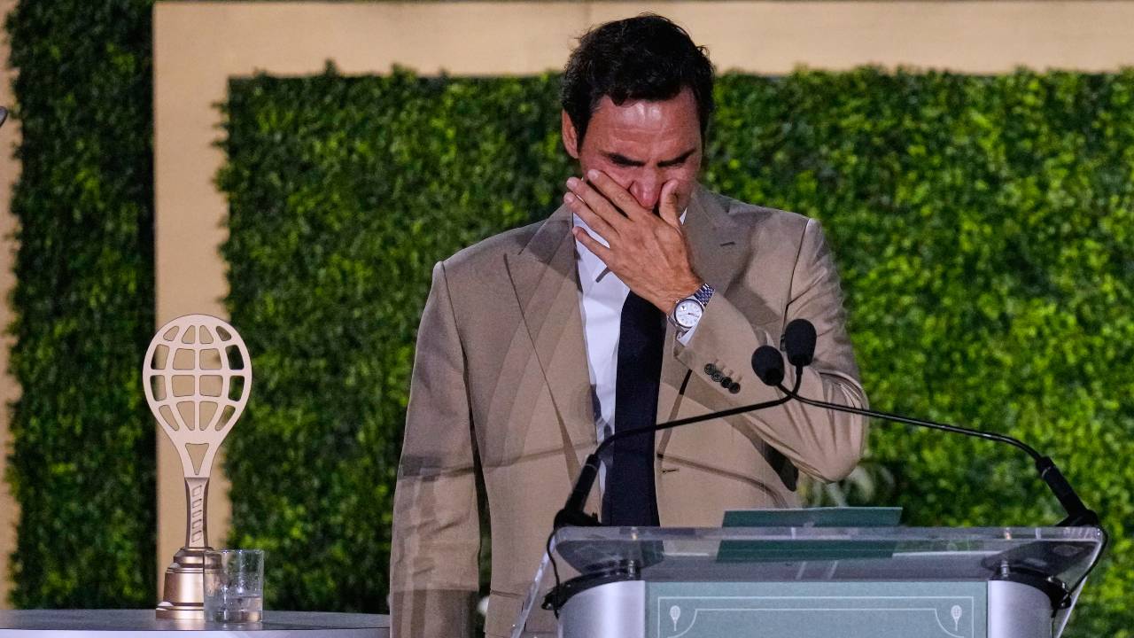 Federer brought to tears during Tennis Hall of Fame induction