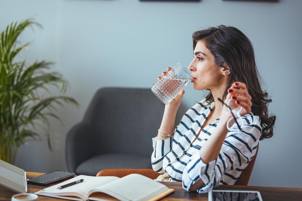 Fluid loss can occur even in air-conditioned environments (Photo: Shutterstock/Dragana Gordic) מים