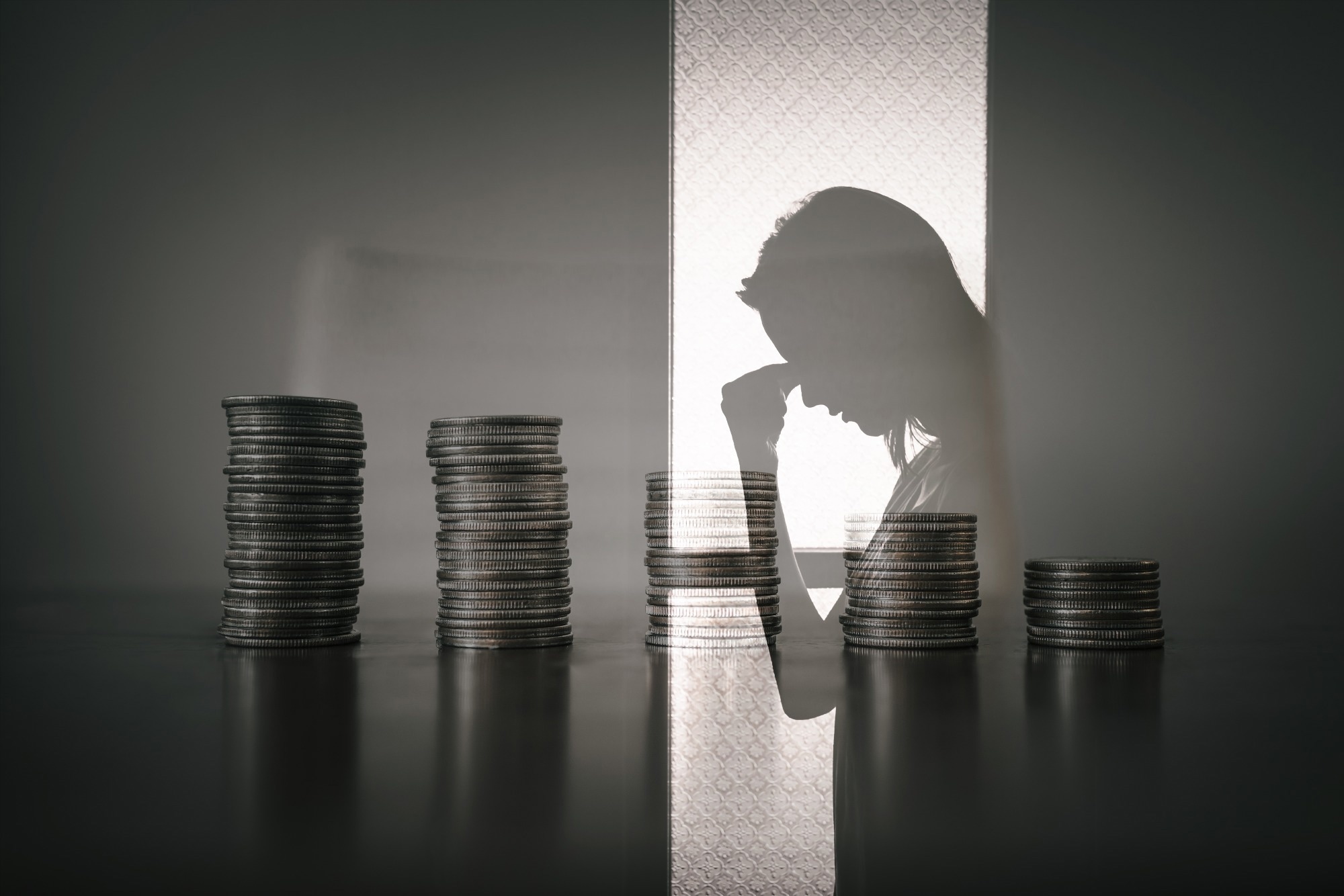 Study: Persistent financial adversity and cognitive aging: a life course investigation. Image Credit: KieferPix / Shutterstock