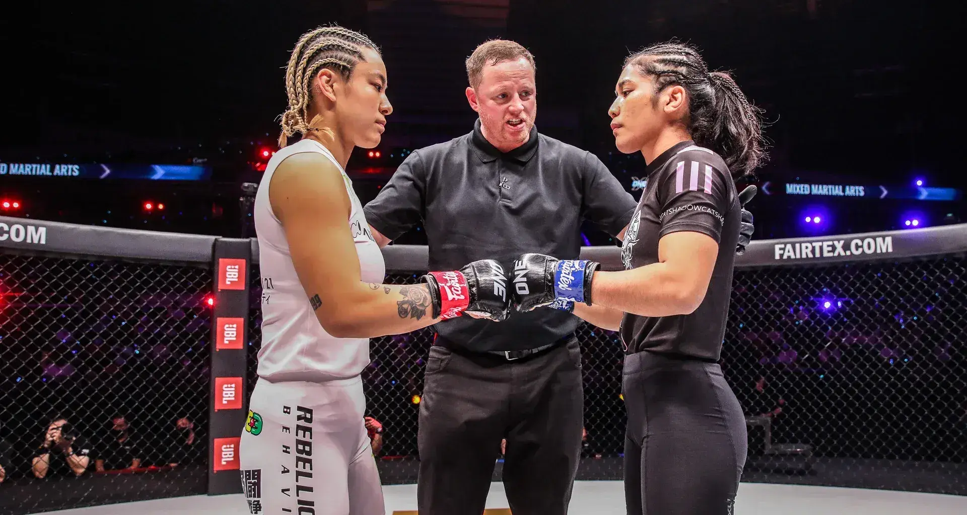 BELLA MIR (R) landed a right hook to ALEX APODACA (L) during Dana White's Contender Series at the META APEX in Las Vegas