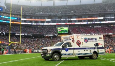 Eagles' Ja’Quinden Jackson has movement after being taken off in ambulance following injury