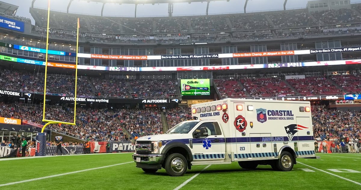 Eagles' Ja’Quinden Jackson has movement after being taken off in ambulance following injury