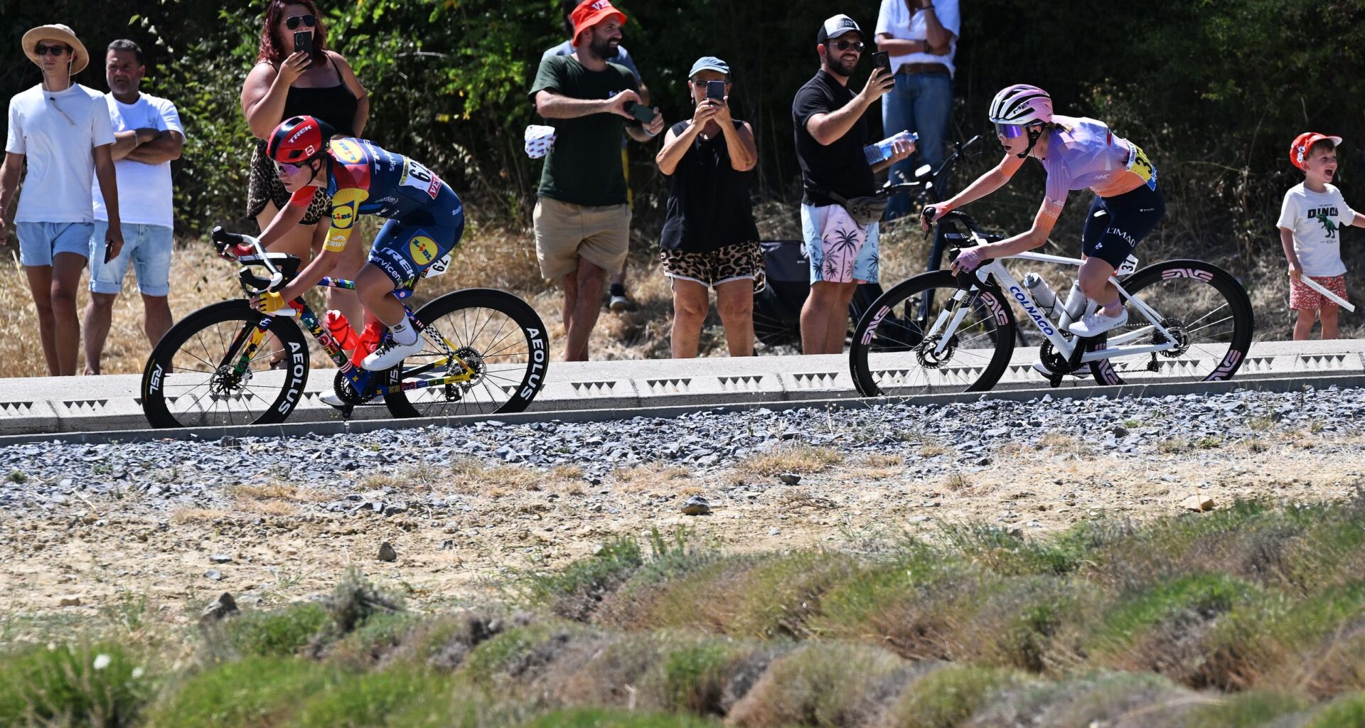 Tour de France Femmes stage 8 LIVE: Two riders go clear to form early breakaway