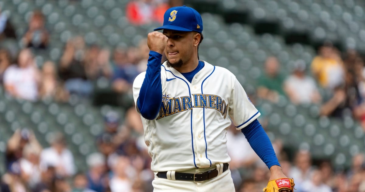 Report: Chicago White Sox acquiring Luis Castillo from Seattle Mariners in trade