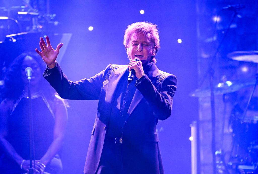 Barry Manilow Cancels 2 Las Vegas Shows Over 'Technical and Vocal Problems'