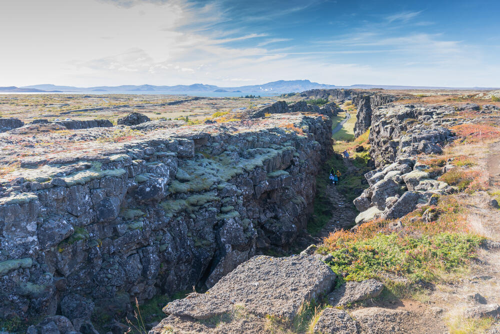 Researchers: 'The ability to reconstruct cooling and subsidence rates is important far beyond understanding the region studied' (Photo: Bart Acke/Shutterstock) איסלנד יושבת בדיוק על קו התפר שבין הלוח הטקטוני הצפון-אמריקאי והלוח האירו-אסייתי, שם שני הלוחות הטקטונים נפרדו זה מזה ויצרו קרום אוקייני חדש. סלעי הבזלת משני צדי הבקע הם תוצר של התקררות לבה