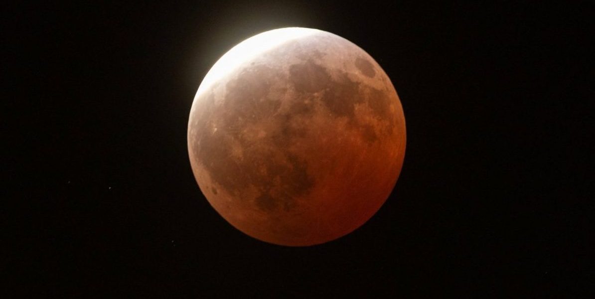 Stars around a blood-red moon during a partial lunar eclipse in San Diego, California, U.S., August 27, 2026. REUTERS/Mike Blake