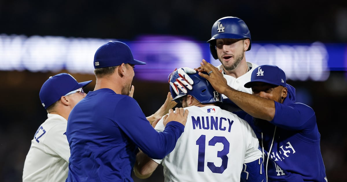 Max Muncy’s 10th-inning single lifts Los Angeles Dodgers to walk-off win over Kansas City Royals