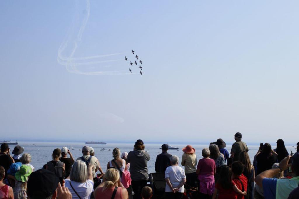Snowbirds thunder through Victoria ahead of plane retirement