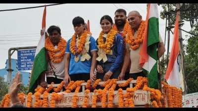 The procession ended at the Sarv Jatiya Jatu Khap platform, where the two boxers were felicitated by local organisations and village elders. (HT PHOTO)