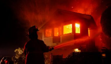 Wildfires: Most Canadians support helping U.S. with relief, poll says