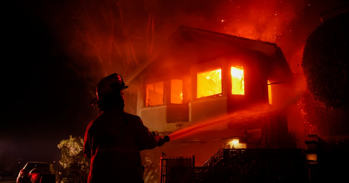 Wildfires: Most Canadians support helping U.S. with relief, poll says