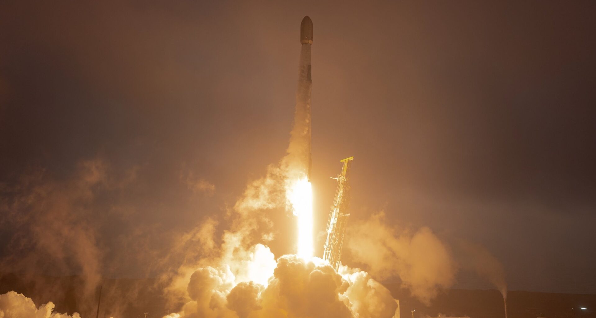 SpaceX launches 24 Starlink satellites to orbit from California (photos)