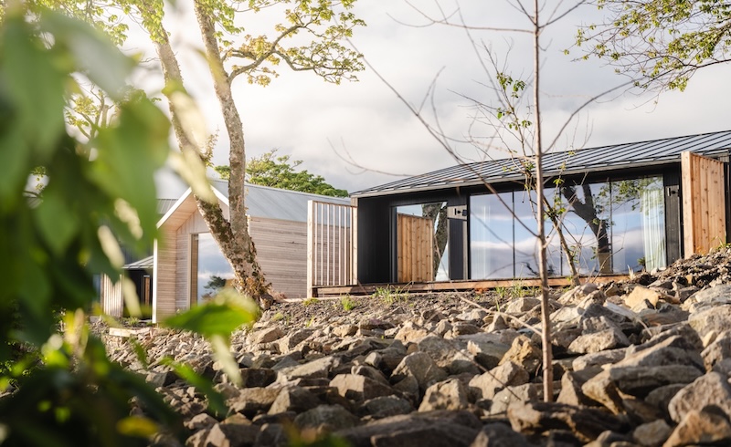 a contemporary take on the scottish bothy on the isle of raasay 4