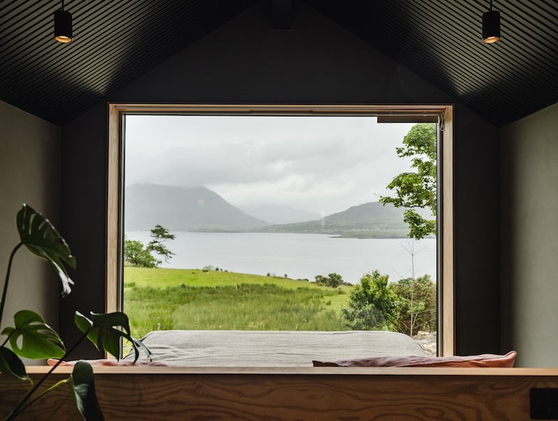 a contemporary take on the scottish bothy on the isle of raasay 7