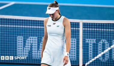 Elena Rybakina looks dejected during her Cincinnati Open quarter-final against Iga Swiatek