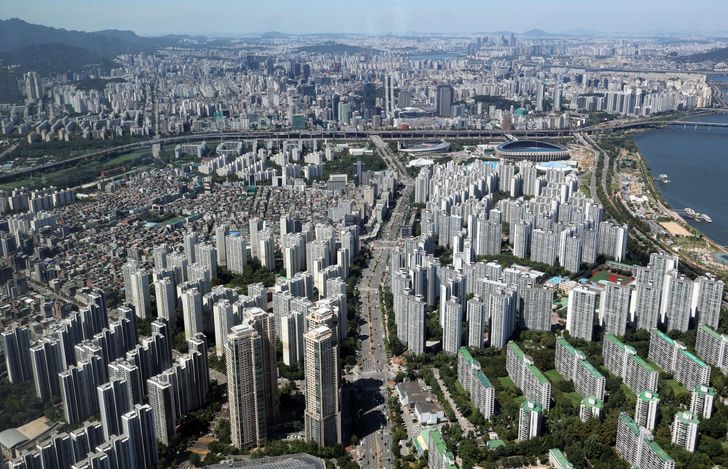 A view of apartment complexes in Seoul seen from the Lotte World Tower, Wednesday / Yonhap