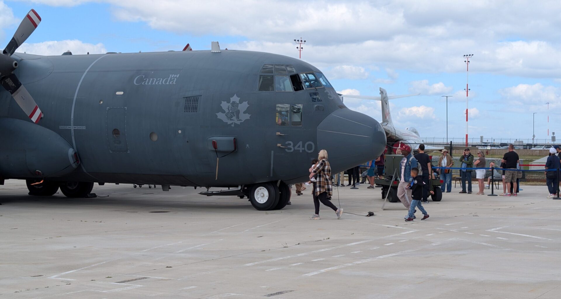 Winnipeggers line up to honour iconic Hercules aircraft ahead of retirement