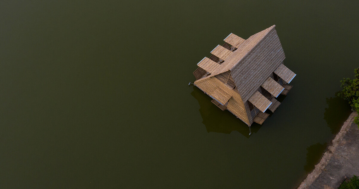 when the water rises, these amphibious homes rise and float with it