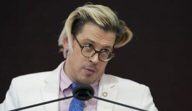 Milo Yiannopoulos: Right-wing provocateur detained by ICE