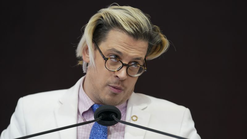 Milo Yiannopoulos: Right-wing provocateur detained by ICE