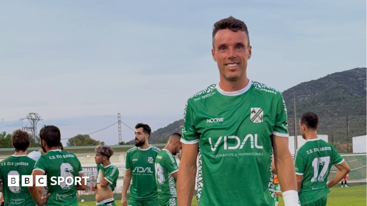A smiling Roberto Bautista Agut in the CD Els Ibarsos green kit
