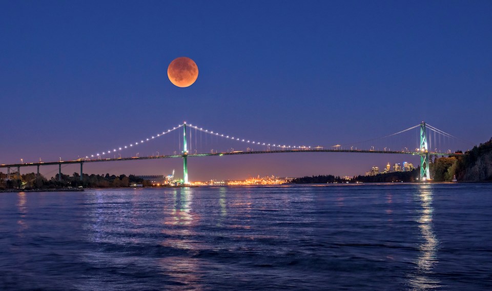 Lunar eclipse Vancouver: Northern lights could also glow