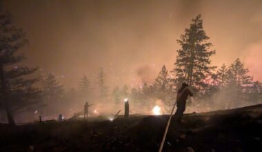Hundreds of firefighters battling Bald Range blaze near Summerland