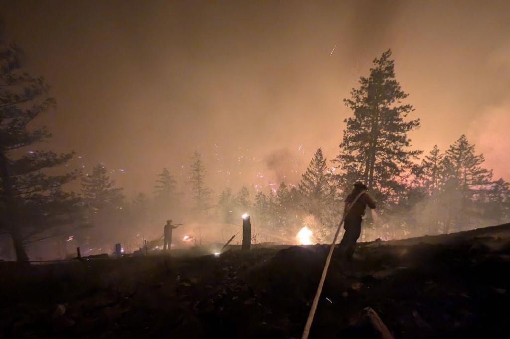 Hundreds of firefighters battling Bald Range blaze near Summerland