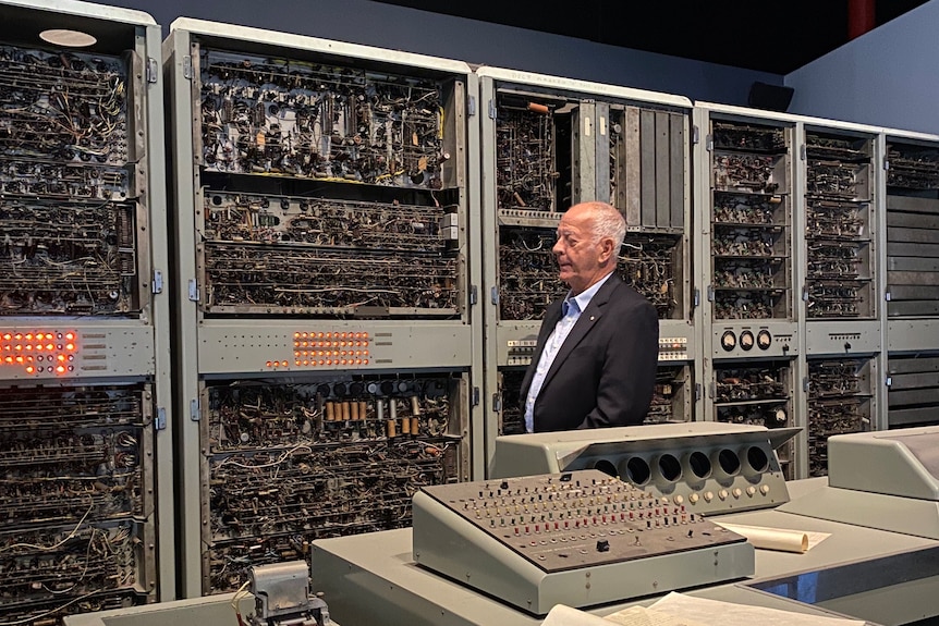 Peter Thorne standing looking at the CSIRAC machine at the Scienceworks in Melbourne.
