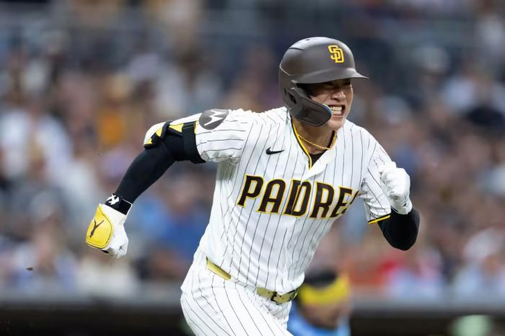 Song Sung-mun of the San Diego Padres runs to first base on a sacrifice bunt during a Major League Baseball regular-season game against the Milwaukee Brewers at Petco Park in San Diego, Aug. 10. AP-Yonhap