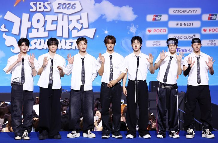 Members of NEXZ pose at KINTEX Exhibition Center 2 in Goyang, Gyeonggi Province, Aug. 9. Yonhap