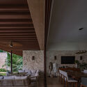 © Lluís Bort Sodzil House / Esencial Studio - Interior Photography, Dining room, Wood, Brick, Concrete, Beam