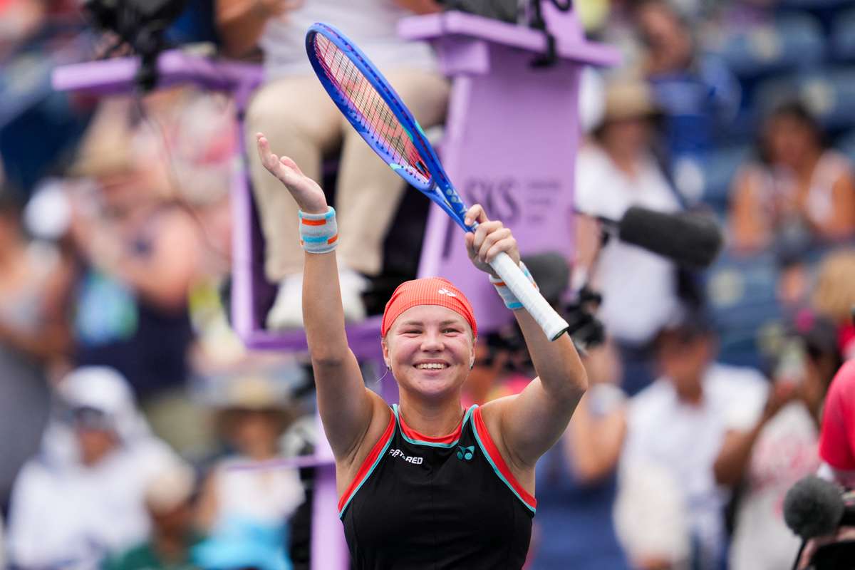 Shnaider shrugs off Pegula to book Toronto quarter-final with Swiatek