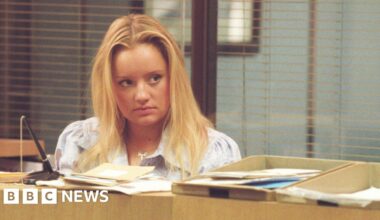 Lucy Davis urges women to check their breasts for cancer - here's how - BBC