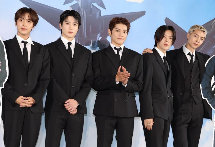 Members of NCT 127, from left, Haechan, Jaehyun, Taeyong, Yuta and Johnny, pose during a press conference at SKY31 in Seoul's Songpa District, Monday, marking the release of the group's seventh full-length album, 'BLINGY.' Yonhap 