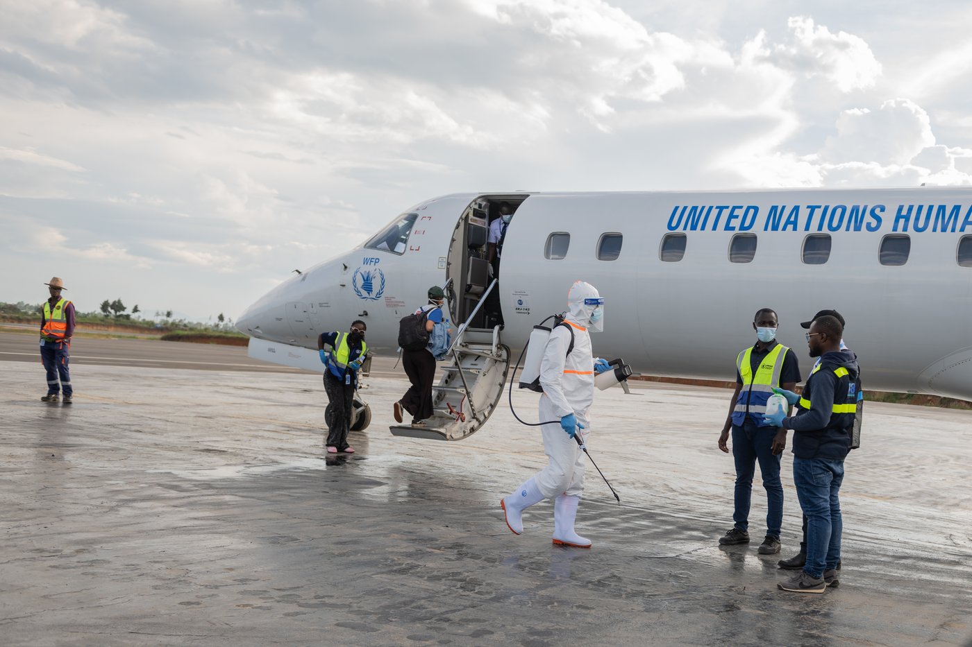 Canada extends Ebola travel restrictions for another 30 days