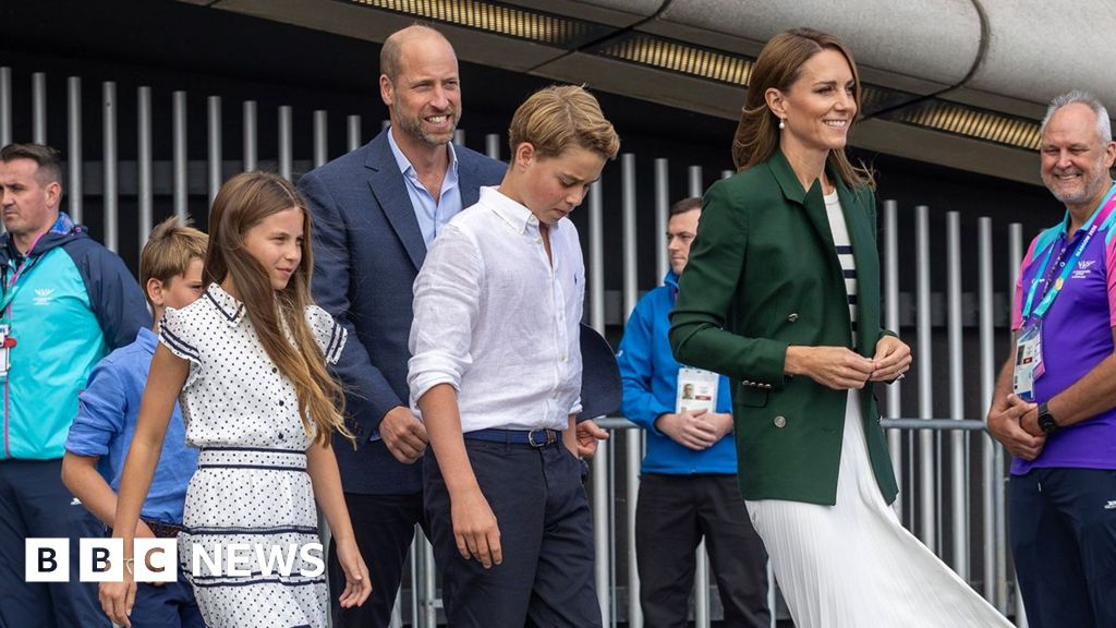 Royal family cheer on exhilarating netball semi-finals as Games near a close - BBC