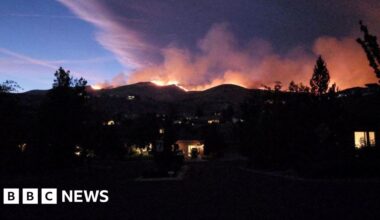 Nearly 90,000 told to evacuate as wildfire approaches Reno, Nevada - BBC