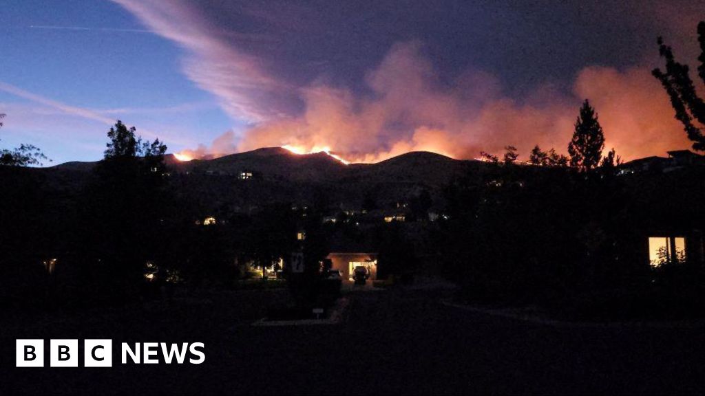 Nearly 90,000 told to evacuate as wildfire approaches Reno, Nevada - BBC