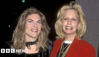 Daughter of US actress sues charity cafe over dog ban - BBC