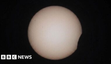In pictures: Solar eclipse in South West and Channel Islands - BBC