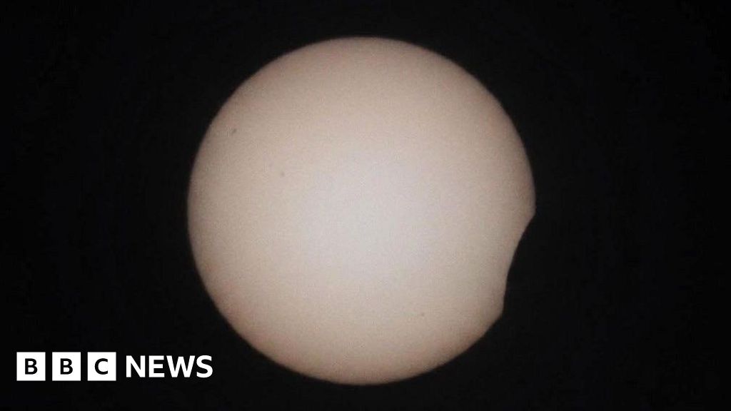 In pictures: Solar eclipse in South West and Channel Islands - BBC