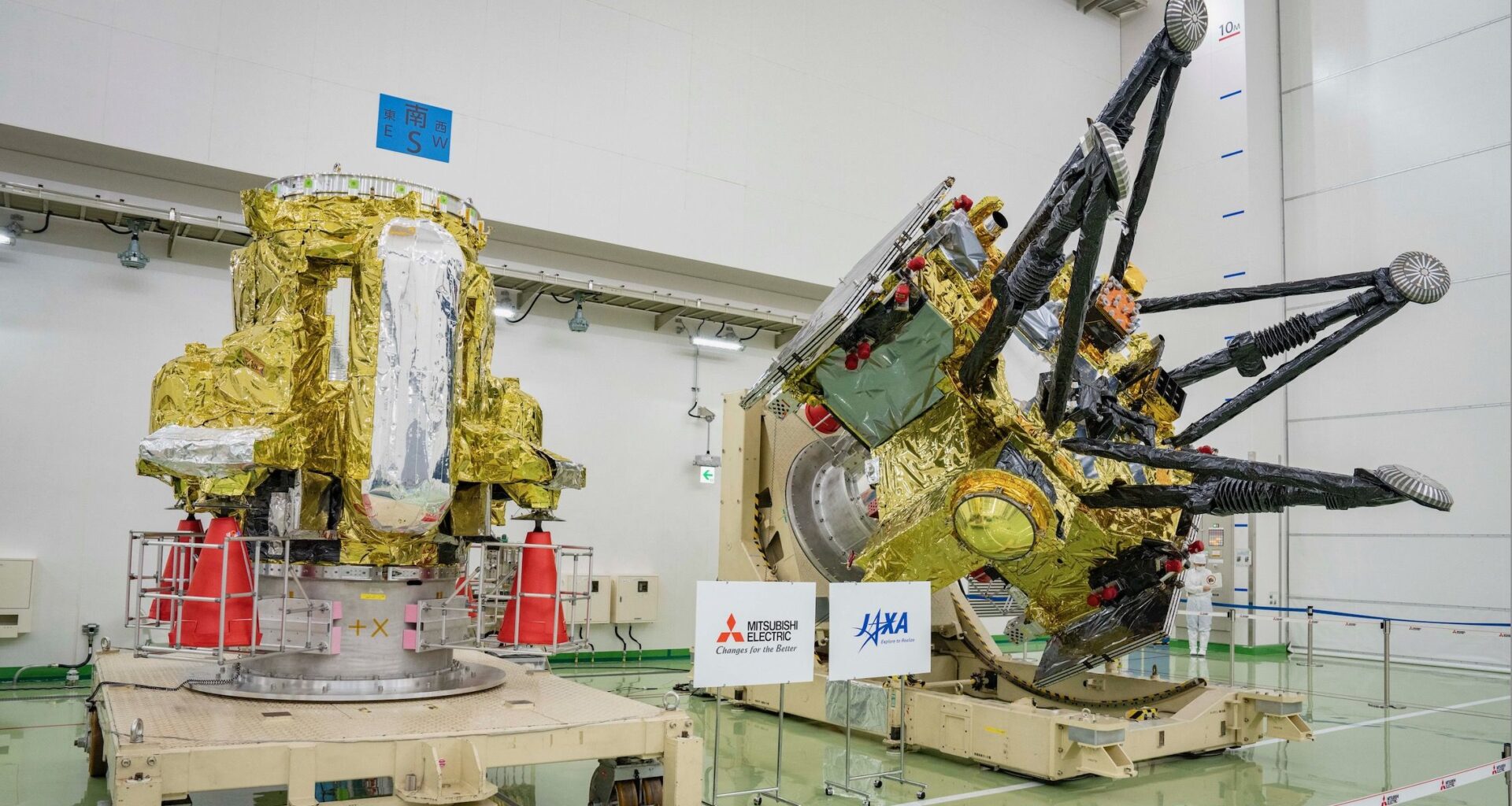 Japan unveils Mars moon sample-return spacecraft ahead of Oct. 19 launch (photos)