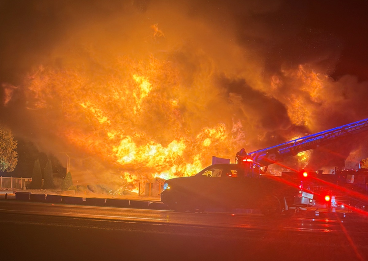 Golf course closed after massive fire destroys clubhouse in southern Ontario