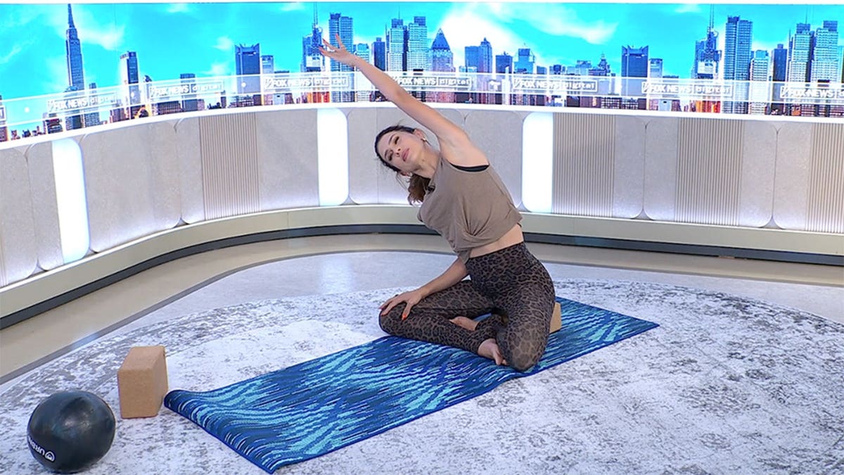 hilaria baldwin side stretch